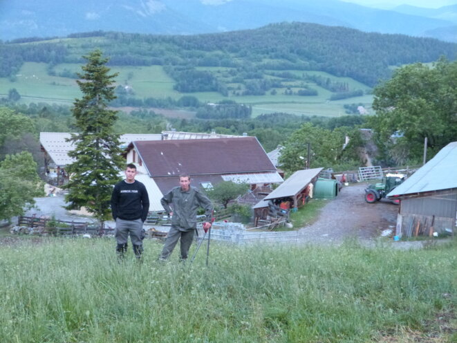 Benjamin et Romain dans le pré où s'est déroulée l'attaque. Le tracteur à sa place habituelle © Jean-Luc Ferrand Benjamin et Romain dans le pré où s'est déroulée l'attaque. Le tracteur à sa place habituelle © Jean-Luc Ferrand